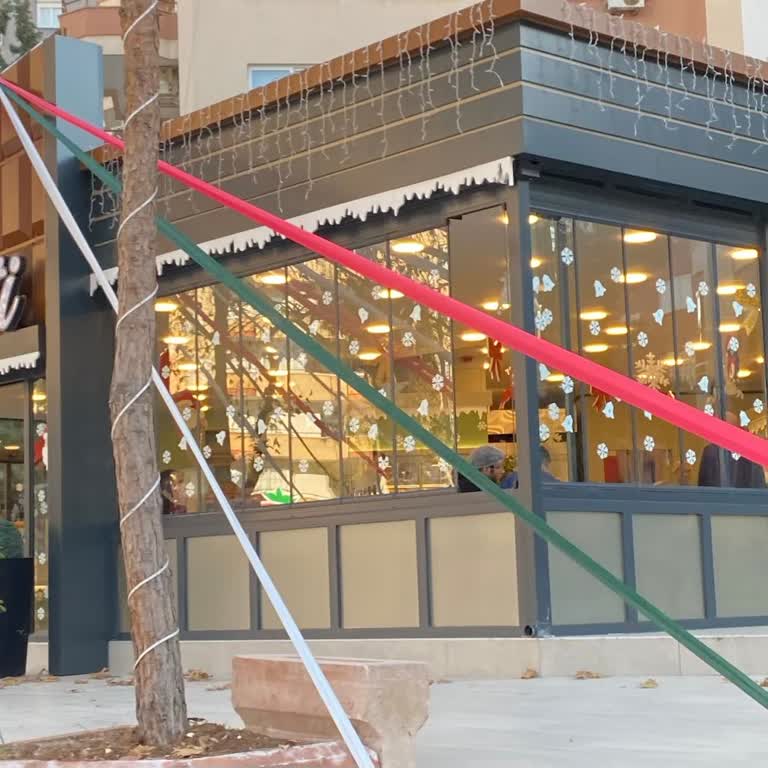 Boş Masalara Rağmen Saygısızca Kaldırıldık