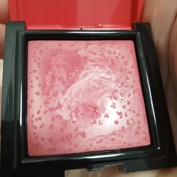 Bozuk Görünen Pastel Allık Ürünü