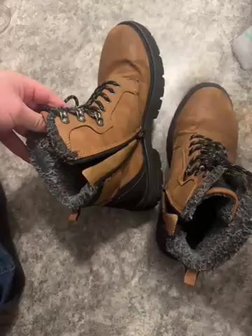Deichmann ignoriert offensichtlichen Materialfehler bei Stiefeln Videovorschaubild
