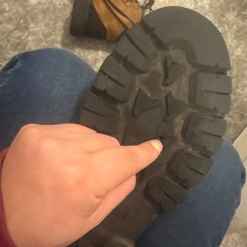 Deichmann ignoriert offensichtlichen Materialfehler bei Stiefeln