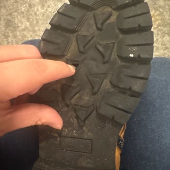 Deichmann ignoriert offensichtlichen Materialfehler bei Stiefeln