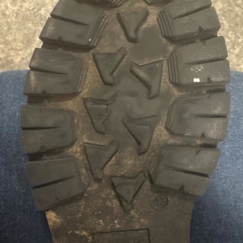 Deichmann ignoriert offensichtlichen Materialfehler bei Stiefeln