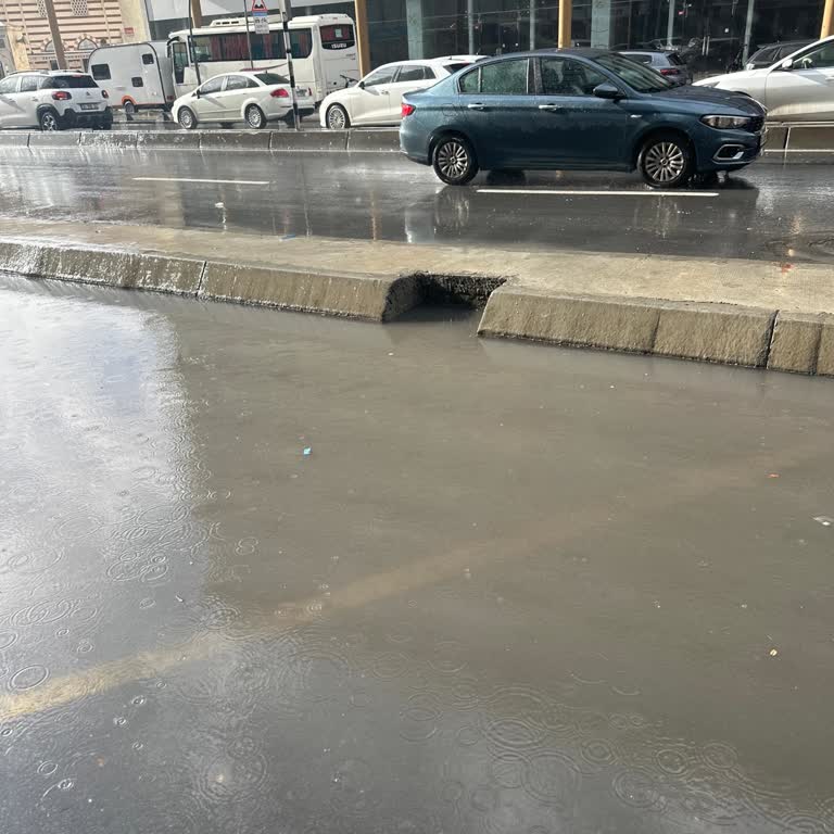 Yan Yolda Rögar Tıkanıklığına Çözüm Bekleniyor