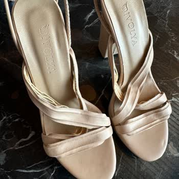 Kullanılmadan Açılan Ayakkabı Yapışkanları Ve İlgisiz Satıcı