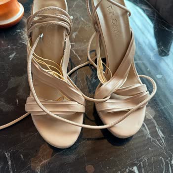 Kullanılmadan Açılan Ayakkabı Yapışkanları Ve İlgisiz Satıcı