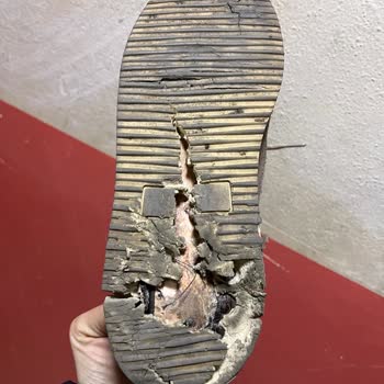 Kalitesiz Ayakkabı İle Yolda Kalan Müşteri