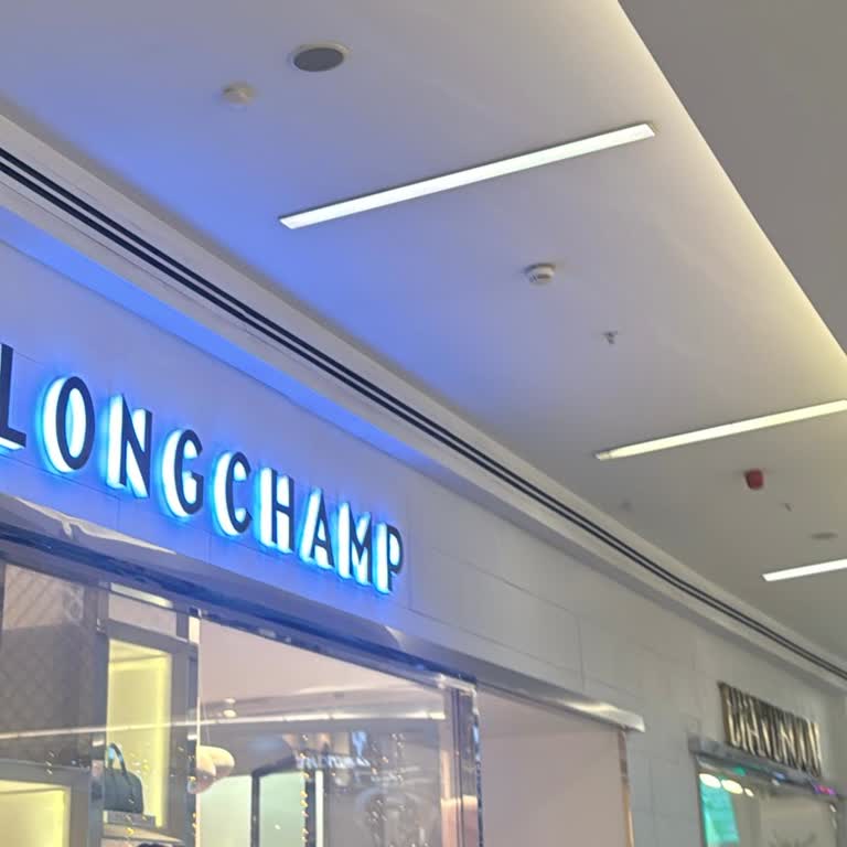 Akasya AVM Longchamp Mağazasında Gergin Çalışanlar Ve Yetersiz Müşteri Hizmeti