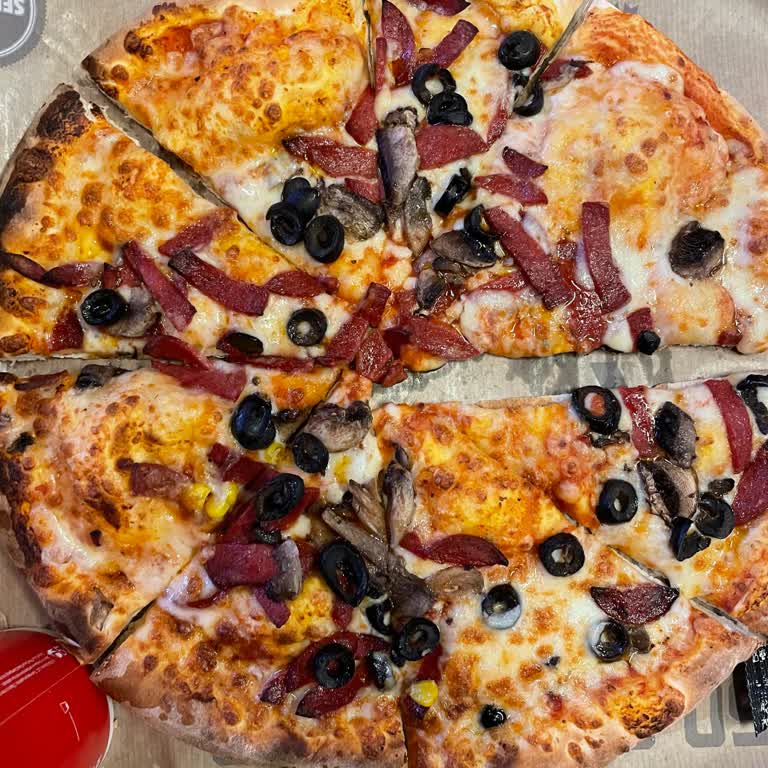 Sbarro'da Eksik Malzemeli Pizza Ve İlgisiz Hizmet