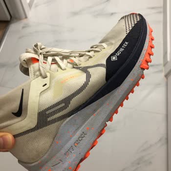 Su Geçiren Arazi Koşu Ayakkabısı Ve Yetersiz Müşteri Hizmeti