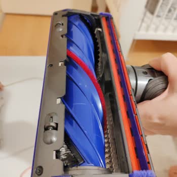 Dyson V8 Süpürge Parkelerimizi Çizdi