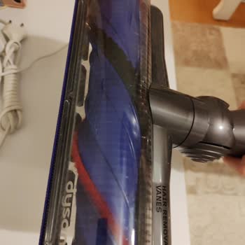 Dyson V8 Süpürge Parkelerimizi Çizdi