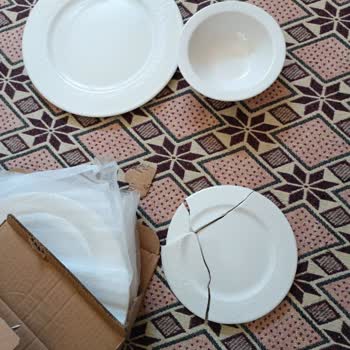 Kırık Çıkan Yemek Takımı Hayal Kırıklığı Yarattı