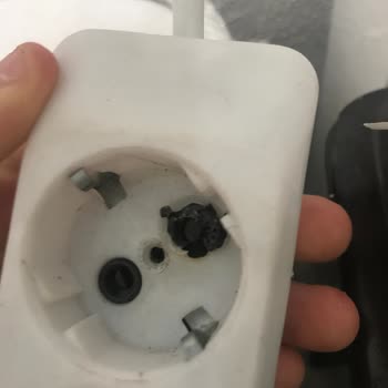 Tehlikeli Ürün: Elektrik Kaçağı Ve Yanık Kokusu