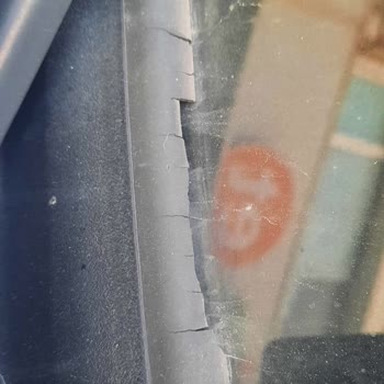 BMW'nin Ön Cam Fitili Sorunu: Üretim Hatası Mı?