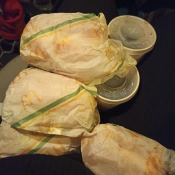 Eksik Patatesler Ve Bayat Hamburger