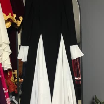 Hennin Elbise Fiyaskosu: Sahte Mi, Defolu Mu?