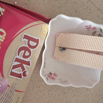 Çilekli Gofretlerde Şok Edici Siyah Lekeler