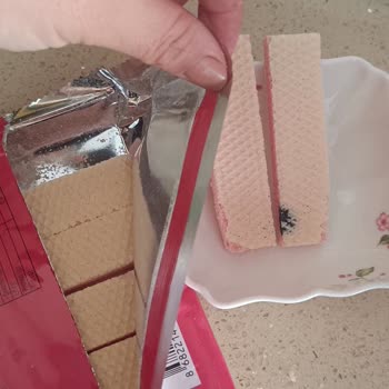 Çilekli Gofretlerde Şok Edici Siyah Lekeler