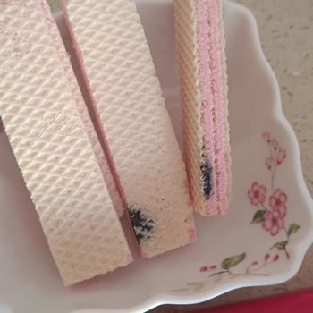 Çilekli Gofretlerde Şok Edici Siyah Lekeler
