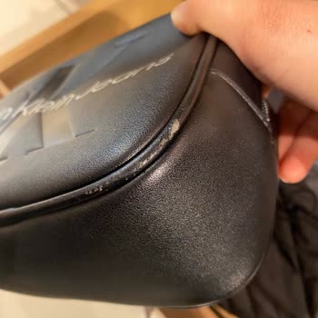 Calvin Klein Çanta Derisinde Beklenmedik Soyulma