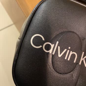 Calvin Klein Çanta Derisinde Beklenmedik Soyulma