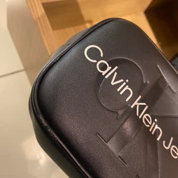 Calvin Klein Çanta Derisinde Beklenmedik Soyulma