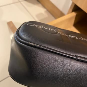 Calvin Klein Çanta Derisinde Beklenmedik Soyulma
