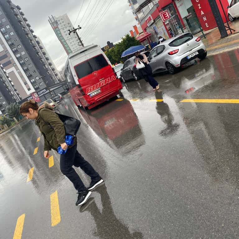 Yağmurlu Havada Mağdur Bırakan Şoför