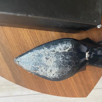 Dayanıklılık Sorunu: 2 Saatte Hasar Gören Ayakkabı