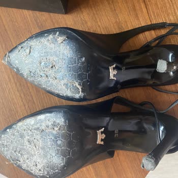 Dayanıklılık Sorunu: 2 Saatte Hasar Gören Ayakkabı