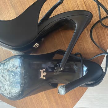 Dayanıklılık Sorunu: 2 Saatte Hasar Gören Ayakkabı