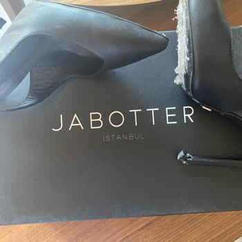 Dayanıklılık Sorunu: 2 Saatte Hasar Gören Ayakkabı