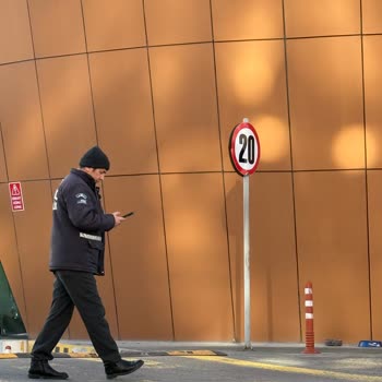 Güvenlik Görevlisinin Saygısız Tavırları