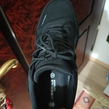 FLO Mağazasında Saygısızlık Ve Ayakkabı Sorunu