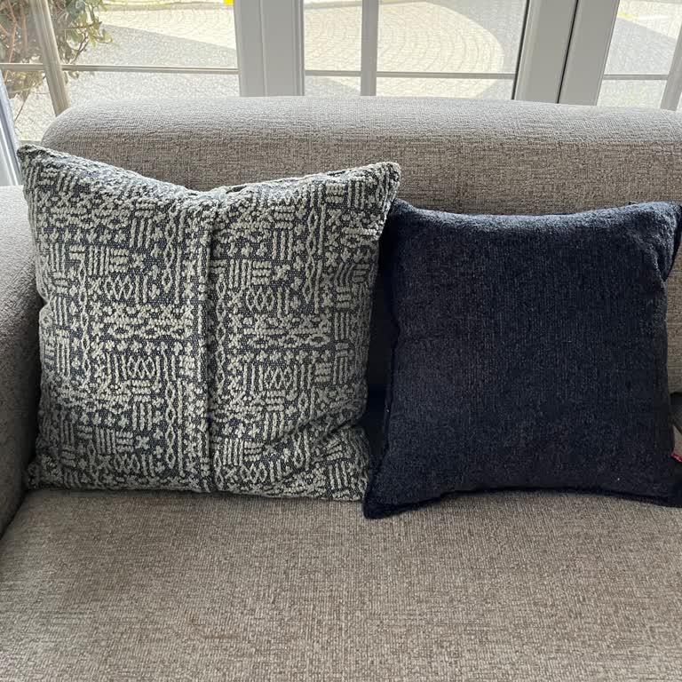 Kelebek Mobilya'dan Yanıltıcı Kırlent Görselleri