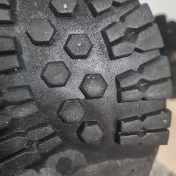 Botların Aynı Yerden Yırtılması Üretim Sorunu Mu