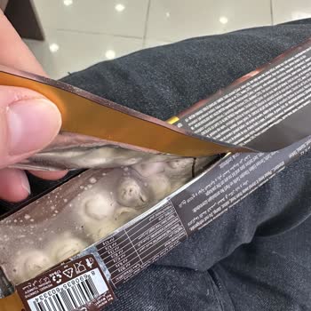 Tarihsiz Ve Yanlış Etiketli Çikolata Paketi