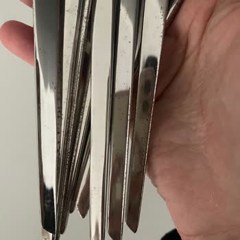 Paslanan Çatal Bıçak Seti İçin Korkmaz'dan Yetersiz Yanıt