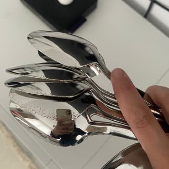 Paslanan Çatal Bıçak Seti İçin Korkmaz'dan Yetersiz Yanıt