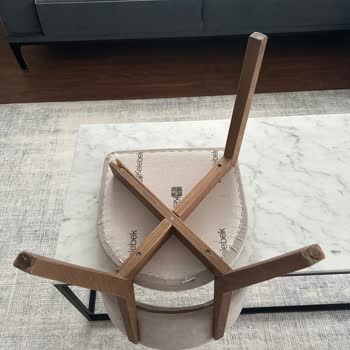 Kırılan Sandalye Ve Yetersiz Servis Hizmeti