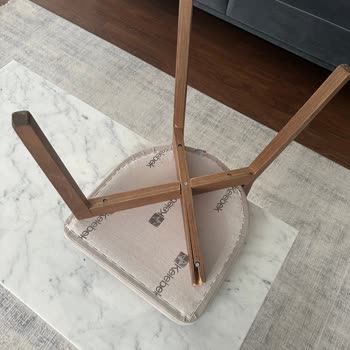 Kırılan Sandalye Ve Yetersiz Servis Hizmeti