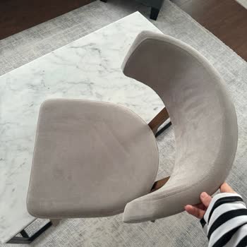 Kırılan Sandalye Ve Yetersiz Servis Hizmeti