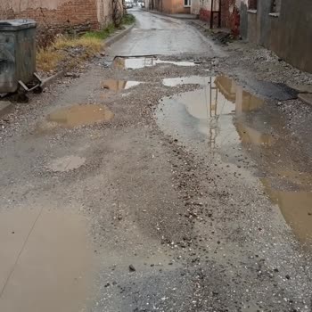Bozuk Yollar Güvenliğimizi Tehdit Ediyor