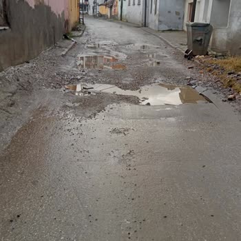 Bozuk Yollar Güvenliğimizi Tehdit Ediyor