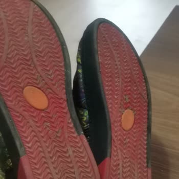 Üç Giyimde Dağılan Botlar