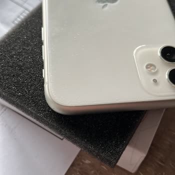 Yenilenmiş İphone 11'de Beklenmedik Darbe Ve Deformeler