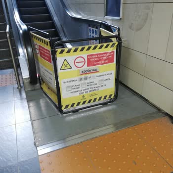 Maltepe Belediyesi Metro İstasyonundaki Bozuk Merdiven