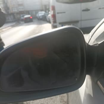 Trafik Işıklarında Kırılan Ayna Ve Karşılanmayan Zarar