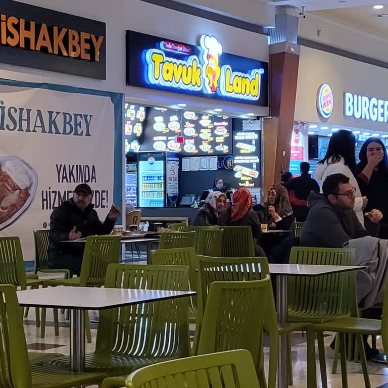 Tavuk Dünyası'nda Vasat Ve Lezzetsiz Deneyim