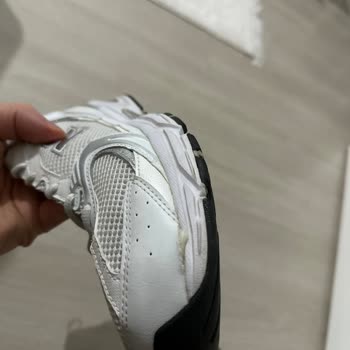 Patlak Ayakkabı Ve İnatçı Mağaza!